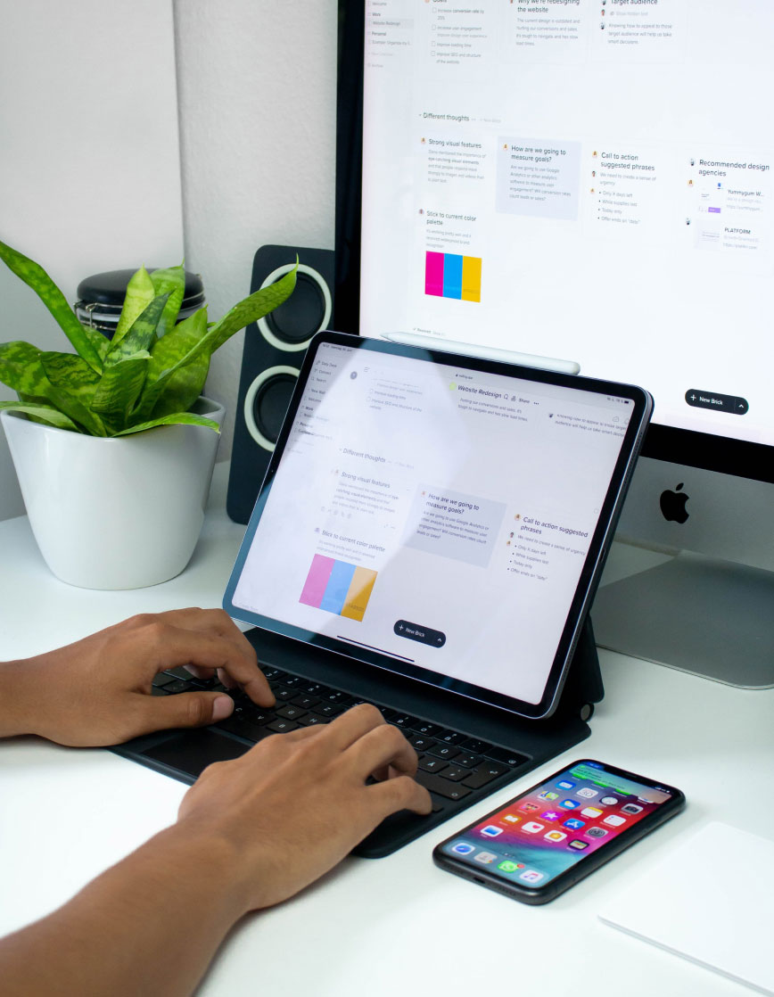 info-6 Mann arbeitet an seinem Ipad